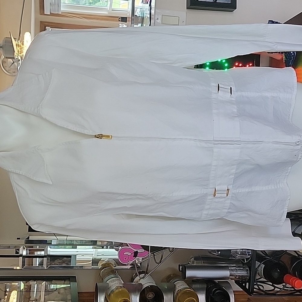 Jones New York. Signature. Zip front ls top.  Gold accessories
